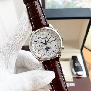 白 金490品牌:浪琴一Longines 热卖爆款 款式: 40Mm版 名匠 七针多功能 经典永不过时 市面上 唯一一家 采用 原装 自动陀 底盖可见 表壳做工