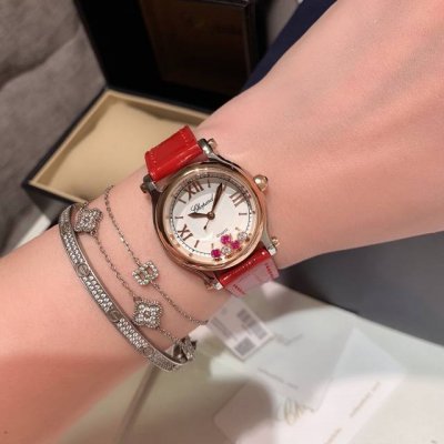 肖邦-五钻版本 快乐钻石英手表 Hay Diamonds 作为最热门最畅销的系列一直以细腻的手法诠释标志性灵动钻石的概念，此系列作品柔美而时尚，都说男戴女戴 有