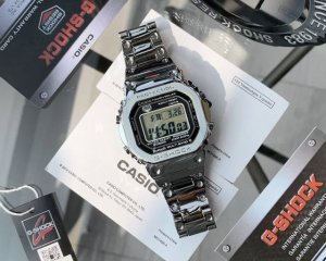 支持香港、美国直邮 限量版。G-Show-B5000方带表 采用了极为用心的抛光和打磨显得质感非常高级。经典的G-Sho壳形金属化之后，充满军事风和阳刚之气。全