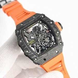 一体机芯 白宝石避震 Richard Mille』理查米尔 L88。Rm 35-02 这是该系列第一枚搭载自动上链机芯的作品，并且别出心裁地使用全碳纤维材料来制