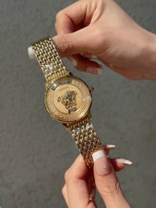 皮 新款 范思哲 V-Tribute系列，表径36Mm，希腊回纹表圈，12时浮雕美杜莎头像，简约盘面搭配矩形时标，经珐琅处理的希腊回纹，为个性张扬的外表，增添了