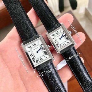 大装33*27Mm表径，小装31*24M。M卡地亚是代购圈里有名的抢手货，尤其是卡地亚蓝气球，作为表圈里最火的表款之一，一直保持着屹立不倒的姿态。与爆款相比，卡