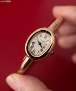 诚意之作！卡地亚 “浴缸”金镯腕表！这系列圆润复古的的腕表设计于1912年，Baignoire 浴缸 ，是卡地亚设计腕表的强大创造力的见证。它拥有独创的椭圆形线