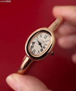 诚意之作！卡地亚 “浴缸”金镯腕表！这系列圆润复古的的腕表设计于1912年，Baignoire 浴缸 ，是卡地亚设计腕表的强大创造力的见证。它拥有独创的椭圆形线
