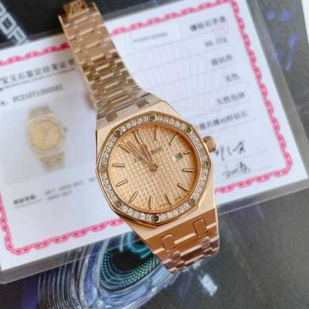 爱彼皇家橡树系列67651的玫瑰金女士钻石石英腕表 爱彼皇家橡树系列独有的八角形外观还拥有爱彼独特的设计风格也将女士优雅风格融入其中，深受女明星们的爱戴，即使只 - 点击图像关闭