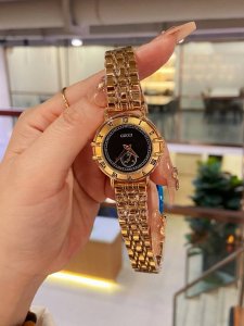 钢带款，火爆款 Gucci 古奇 来袭此品牌是简约主义的典范，最大特色就是表盘设计，打破千篇一律，简单而富有变化和品味，突出个性是古驰手表给人的特别印象，在尊重