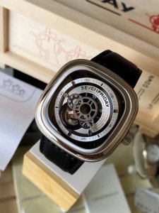 Sevenfriday 七个星期五 B01 原装进口8215机械机芯、强化蓝光玻璃、进口小牛皮带、高级316精钢表壳 47Mmx47Mm 认准做工细节 全系列支