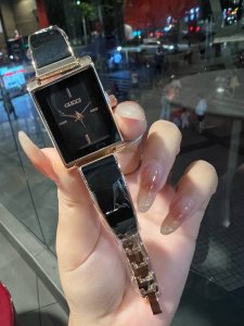 玫瑰金 火爆款 Gucci 古奇 来袭此品牌是简约主义的典范，最大特色就是表盘设计，打破千篇一律，简单而富有变化和品味，突出个性是古驰手表给人的特别印象，在尊重