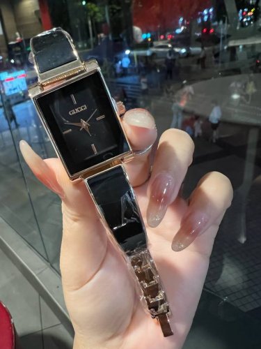 玫瑰金 火爆款 Gucci 古奇 来袭此品牌是简约主义的典范，最大特色就是表盘设计，打破千篇一律，简单而富有变化和品味，突出个性是古驰手表给人的特别印象，在尊重