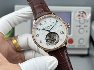光 -钻 Rms新款陀飞轮 patek philie ，是一家始于1839年的瑞士著名钟表品牌，逾百年来，一直信奉精品哲学，遵守重质不重量、细工慢活的生产原则。