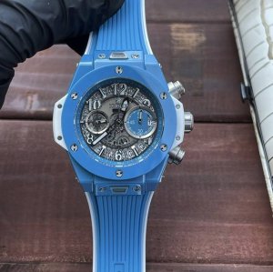Hublot New 质感与美感并存 宇舶Big Bang系列纯陶瓷腕表 先锋思维，革新陶瓷着色方式 亮彩表达，冲破腕表创作延伸 超越传统陶瓷硬度，质感轻盈更耐