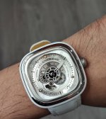 七个星期五爆款小白 C 01 配备白色哑光动画环，采用耐磨的可丽耐材料 室内实体表面之神 制成，还配有白色皮革表带，彰显其独立特性。 #Sevenfriday