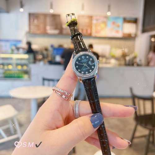 劳力士 日志 系列经典女款真皮表带。 火爆推荐绿盘，珍珠贝母表盘彰显璀璨夺目、设计显出独特高贵优雅女神气质！搭配施华洛世奇水晶钻石，纯手工镶嵌而成，女性气质，高