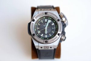 恒宝Hublot King power Diver王者至尊731.Nx.1190.Rx 钛金属表壳 ，深潜水下4000米，螺丝旋入式表冠和控制旋转内圈的表冠都受
