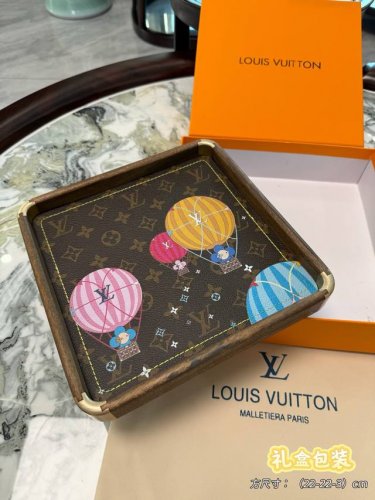 Lv胡桃木托盘 彩绘图案 ！ 胡桃木底托，纯铜包角从设计、打版到成品，百分百纯手工制作，每一个收纳盘都包含了工匠的心血，店铺摆拍收纳，会所必备高端托盘，俱家摆放