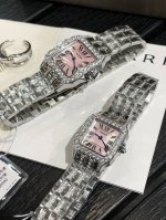 白钢带镶钻款 卡地亚复古山度士系列中号尺寸：宽度26Mm长度36Mm 小号尺寸：宽度21Mm长度28Mm进口石英机芯，316L精钢表壳表链。蓝晶石表冠！淬火钢蓝
