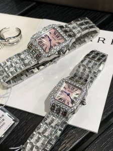 白钢带镶钻款 卡地亚复古山度士系列中号尺寸：宽度26Mm长度36Mm 小号尺寸：宽度21Mm长度28Mm进口石英机芯，316L精钢表壳表链。蓝晶石表冠！淬火钢蓝