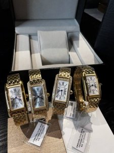 白 金 钻20 TankaméRicaine腕表 卡地亚美国坦克系列 小中号表款，进口石英机芯。316L精钢表壳，蓝宝石水晶镜面，剑形蓝钢指针，鱼鳞316L精钢