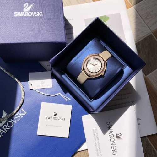 Swarovski.施华洛世奇专柜同款，极致优雅之作，Pvd表壳镶有逾1300颗施华洛水晶，彰显迷人风采，加上12点位置的天鹅标志，为整体设计增添点缀，这款瑞士