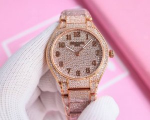金白同价： 百达翡丽twenty～4系列7300雪花钻满天星闪爆登场。赠原装便携皮盒 表壳：36Mm一体式矩型表壳满镶351颗雪花正品一致 表圈及表耳：原装同步