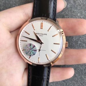 Tw匠心巨作 百达翡丽古典表系列 5123R全新自动机械款震撼来袭 细节上突破了原装同轴6Mm小秒功能及开合底盖的外观特点 更有不一样视觉体验的球面蓝宝 其内部