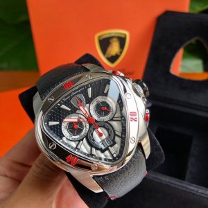 爆款兰博基尼，运动、时尚潮流，日历三眼腕表。新款，结构超级复杂，各种精密打磨工艺，异形蓝宝石玻璃，高难度且成本昂贵，市场无仿货。46Mm表径，防水超好，配原包装