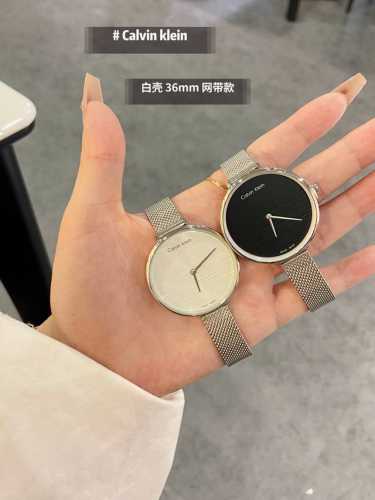 卡尔文 莱恩Calvin Klein Ck 小迷你时尚的表壳设计，风格简约，配以流行的手镯形表链，大方百搭，完美结合了Ck手表在无数女性的心中留下了不可磨灭的印