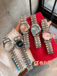 Vivienne Westwood 薇薇安西太后手表绝美碎冰蓝 不同光线会呈现不一样的蓝色调，好看到挪不开眼睛的程度。 新款小号款， 尺寸：29Mm