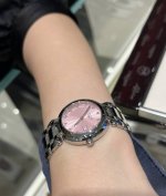 姐妹们，真的实物比官网图还要美10086倍！！！ 实物不是俗气的亮粉，是那种超温柔的樱花粉，显得手腕又细又白高级感拉满！ 30Mm表盘对小骨架太友好了！ 职场约