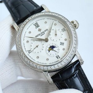白 金 新品推荐百达翡丽Patek Philippe惊艳登场，42毫米的表径适配大众男性手寸，非常商务可亦休闲。整表表壳手工雕刻花纹，视觉冲击力强，令人过目不忘