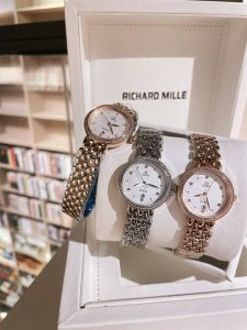 白 .金+20.钻+30。欧米茄 Omega 精品女神水滴系列腕表。精致唯美的设计，让您的美丽无处不在，也将华丽与经典融合，创造出惊艳巨作，表盘清新淡雅，色彩的