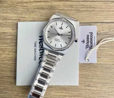 Vivienne Westwood 西太后白月光 西太后你美疯我了！！！ 白月光这款清冷感拿捏的刚刚好 是多少人的白月光啊！！！ 真的绝美 #Viviennew - 点击图像关闭