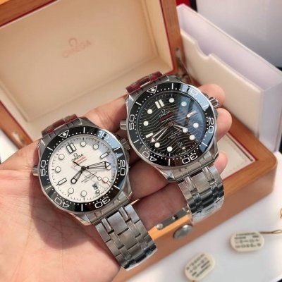 海马系列海洋宇宙 M同轴 至臻天文台42Mm潜水表。顶级版本 支持任意对比！搭载独有的原版一致8800机械机芯，漩涡形结构摆轮，与原版一致！精钢材质拉丝表壳 局
