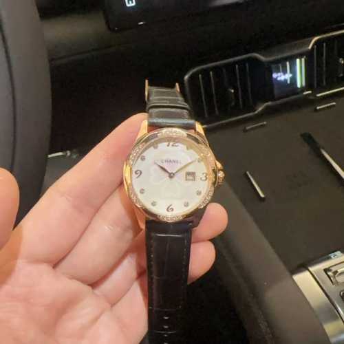 360独家新款香奈儿 316L精钢表壳利落干练的设计风格 时尚大方。上手美美的 各种风格的衣服都可以搭配出属于你的气场。瑞士石英 蓝宝石玻璃。尺寸36Mm