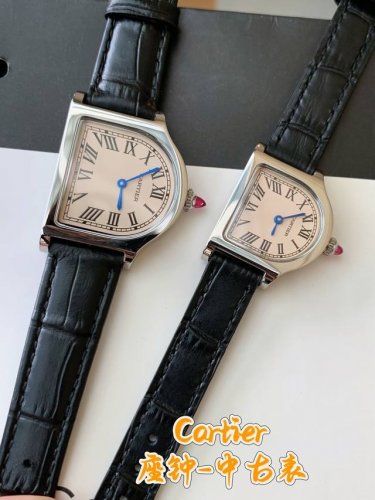 批360 玫金300 卡地亚座钟系列。卡地亚Cloche 腕表的历史可以追溯至1920年，是 Cartier 产量最少的系列作品之一。腕表得名于奇特的表壳形状—