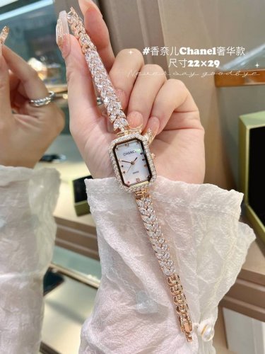 香奈儿Chanel 爆款秋冬新款 香奈儿Chanel贵族少女腕表：精致奢华；整表采用镶嵌技术；精钢表壳：珍珠母贝；包镶流动透明水钻！壳直径22×29Mm 实拍
