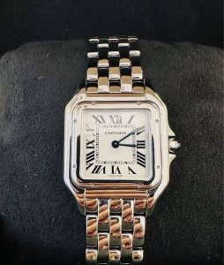 卡地亚猎豹Cartier 卡地亚猎豹 年Wspn0006，石英机芯，表径22×30Mm，表壳厚度6Mm，镀银表盘，剑形蓝钢指针，镶嵌一颗凸圆形合成尖晶石，蓝宝石