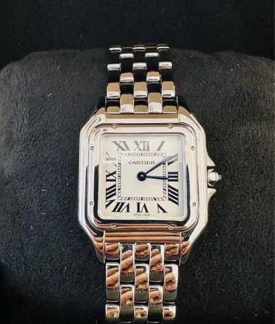 卡地亚猎豹Cartier 卡地亚猎豹 年Wspn0006，石英机芯，表径22×30Mm，表壳厚度6Mm，镀银表盘，剑形蓝钢指针，镶嵌一颗凸圆形合成尖晶石，蓝宝石