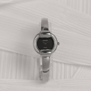 Guccl最新手镯款，表径25Mm，厚度7.5Mm，蓝宝石玻璃，表面把头都有经典双G Logo设计元素，非常经典，适合小手腕佩戴