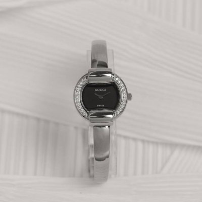 Guccl最新手镯款，表径25Mm，厚度7.5Mm，蓝宝石玻璃，表面把头都有经典双G Logo设计元素，非常经典，适合小手腕佩戴