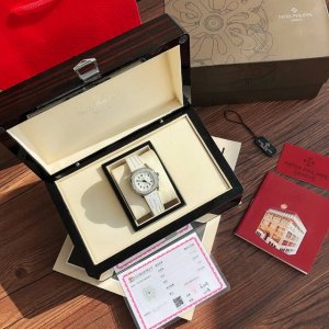 独家推出 新款百达斐丽Aquanaut系列 专为女性设计！用最简约方式完美体现百达斐丽的精髓，融合了大胆的设计和正统的纯粹，这款腕表成为百达斐丽的旗舰产品之一！