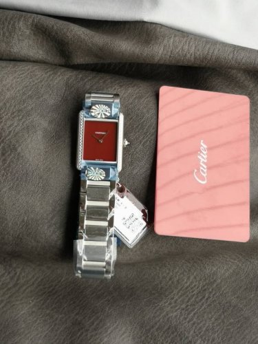 卡地亚Tank Must推出最新精钢镶钻彩色表盘系列。复古单色漆面表盘和钻石相互映衬，独树一格！精钢镶钻表壳配酒红漆面表盘酒红美洲鳄鱼皮表带，剑型精钢指针，瑞士