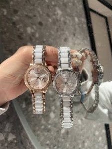 FFF玫的 陶瓷带+20新款首发 香奈儿CHANEL 优雅气质女士腕表，表壳独具匠心的创意、轻盈舒适，表链由符合人体工程学设计弧形陶瓷间钢链组成，完美贴合女性的
