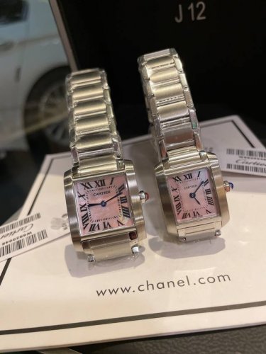 金+20钻20 Cartier卡地亚1996年推出的法国坦克系列，表壳和表带连为一体的设计，让其成为卡地亚钟表设计的终极发展。其金属表带的锯齿状表带关节，意象式