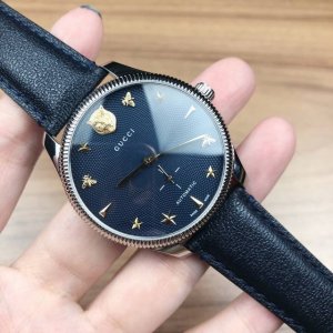 原盒:30 古驰新款，自动机械中性表，表径40Mm，精钢、滚花表圈，玑缕饰纹表面，蓝宝石水晶玻璃，黑色小牛皮可更换式，防水50米