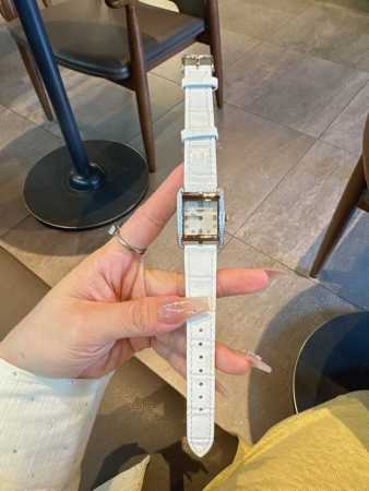 爱马仕“Heure H”系列，最经典的h字表壳，纯手工打磨而成，对这种方形表盘的手表真的一点抵抗力都没有。316精钢表壳精工打磨“H”型 线条流畅 优雅 设计感 - 点击图像关闭