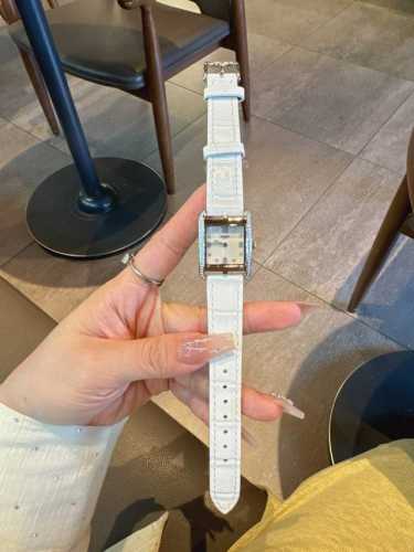 爱马仕“Heure H”系列，最经典的h字表壳，纯手工打磨而成，对这种方形表盘的手表真的一点抵抗力都没有。316精钢表壳精工打磨“H”型 线条流畅 优雅 设计感