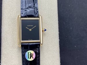 Dr工厂p出品！卡地亚Tant Must坦克系列。Tank Must腕表直接从Tank Louis Cartier腕表汲取灵感，线条轮廓更为接近历史表款。Tan