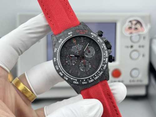 Tw+ 迪通拿系列之碳纤维夜光壳定制版，腕表不仅佩戴轻便，外表坚硬。且每一只腕表都拥有独一无二的碳纤花纹材质。 表壳 腕表尺寸40Mmx12.4Mmtw工厂p实