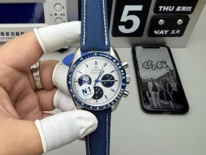 热门款式 做梦都想戴得一款高级腕表 Os V3升级版 五码合一 附带专用保修卡 升级搭配原装折叠表扣 配送多一副表带 任性选择两不误 佩戴感受超强 欧米茄 Om